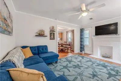 Image de Anchors Away Park Circle retreat w King Bed Suite close to everything fun in Chs