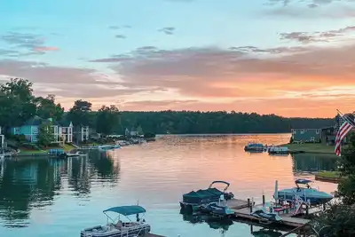 Image de Perfect lakefront oasis! Spacious 5-bedroom home, large dock, screened-in porch.