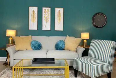 New w\/ King Bed Near Tennis Center & Berry College