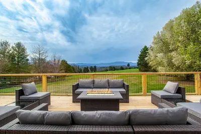Image de Stylish Cabin Retreat: Fire Pit, Game Room, Hot Tub, Smoky Views