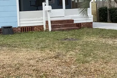Image de Small Jax Beach House. Great Location. . . . cool vibes. Close to Beach and Shopping