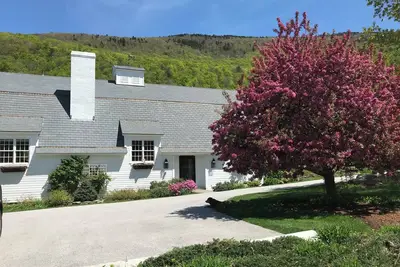 Image de Large Home with Stunning Views and Close to Manchester and Skiing!