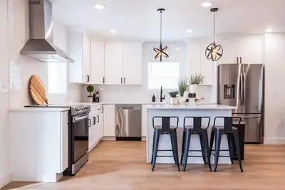 Image de Sleek and Modern Home - New Remodel - 2 Car Garage