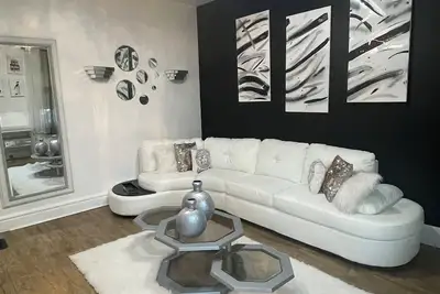 Image de Luxury and Lavish Entire Home \n