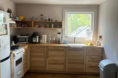 Image de Cozy one bedroom unit filled with natural daylight and lovely Mountain Views.