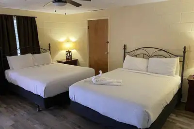 Image de Queen Guest Room located at the Joplin Inn at the entrance to Mountain Harbor, , just 2 1/2 miles from Lake Ouachita. by RedAwning