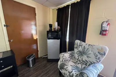 Image de Ji4, King Guest Room at the Joplin Inn at entrance to the resort by RedAwning