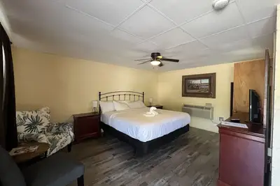 Image de Ji6, King Guest Room at the Joplin Inn at entrance to the resort by RedAwning