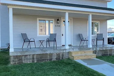 Image de Location! Location! Walking distance of shops and restaurants in town, beach.