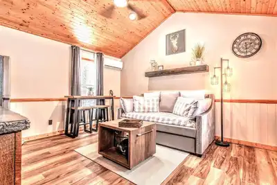 Image de Cozy Romantic Getaway - Cabin on Wi River in Wisconsin Dells