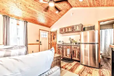 Image de Rustic Cabin with Sandstone Canyon & Dock on the Wi River in Wisconsin Dells