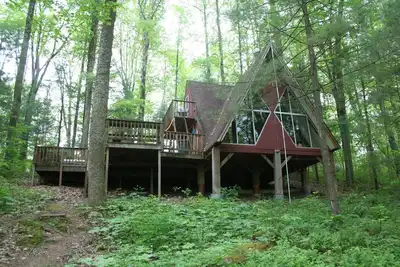 Image de Cozy Hocking Hills cottage on a private lake with a hot tub!