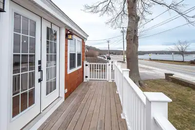Image de Renovated Cottage-- steps away from the water