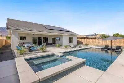 Image de New Luxury 4 bedroom Private Saltwater Pool & Spa!