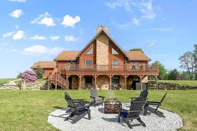 Image de Luxury Log House w\/HotTub, Sauna, Game Room, Views, on 32 Acres, over 4, 500sq. ft