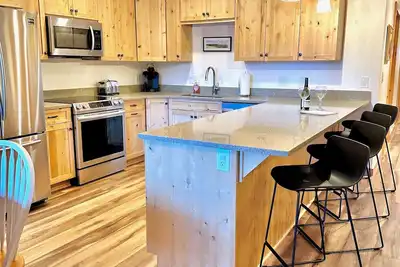 Image de Ask about summer discounts! Walk to Govy/Ski Bowl, Garage parking, Sleeps 8