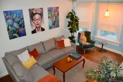 Image de Artsy Victorian by Downtown 3b2b w/ Parking & Wifi
