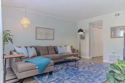 Coastal Cottage 1\/2 mile from Covington Square