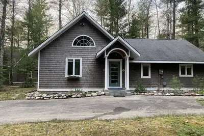 Image de Torch Lake Cabin near launch with boat option