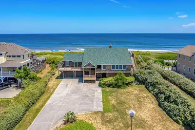 Image de Take in the ocean views from this classic Obx Beach front home!