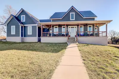 Image de Spacious Farmhouse Near Hikes & Waterfalls
