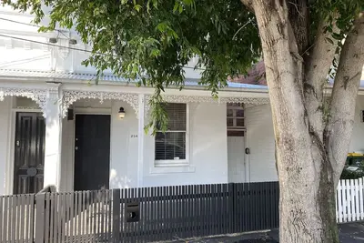 Image de Port Melbourne - Centrally located 2 bedroom cottage in a private quiet local