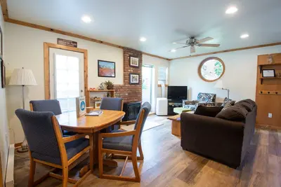 Image de Walk to Downtown! 2-bedroom with mountain views