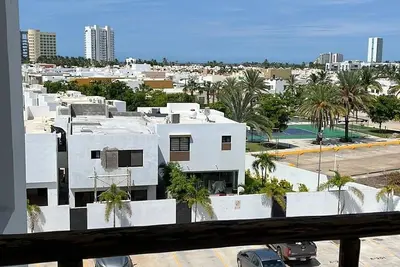 Gorgeous Newly built Apartment walking distance to the Beach