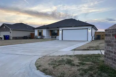 Image de Welcome to Innovators Home Broken Arrow with Large Driveway