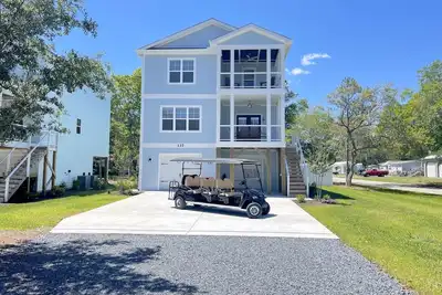Image de New gorgeous home with Pool, New 8 seater Golf Cart, elevator, with easy access to beach