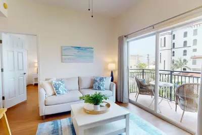 Image de Heated Pool and Hot-Tub. Next to Johns Pass Village. Stroll over to Beach. Comfortable!