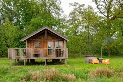 Image de Lodge confortable avec bain à remous à Drenthe