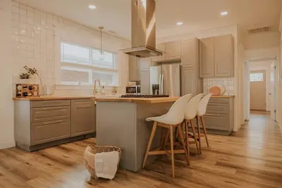 Image de Walk to Beach! 3br w/ Private Deck & Soaking Tub