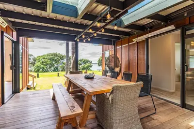 Image de Sea Anchorage - This modern, well-designed beach house will cater to all your needs for a relaxing holiday in the beautiful Mangawhai area. Enjoy the great entertaining spaces after a day at the beach or enjoying one of the many activities there are