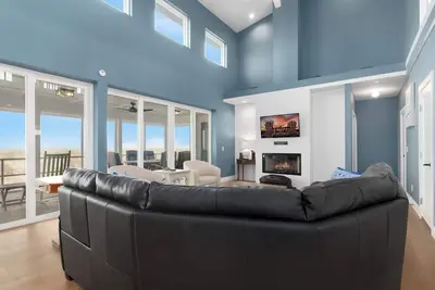Image de Ocean front with expansive porch for family enjoyment