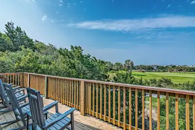 Image de Golf course views on Fort Holmes Trail overlooking hole number 10! Upper deck taking in island views
