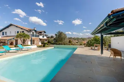 Image de Villa familiale avec piscine, plage à pieds