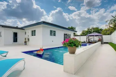 Image de Hollywood Home w/ Pool, Jacuzzi, Bbq, & Pool Table