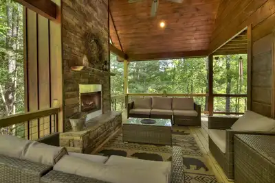 Image de Papa Bear Lodge is a Pet-friendly haven featuring hot tub, outdoor fireplace, firepit, pool table, WiFi, and secluded ambiance for unparalleled relaxation