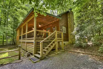 Image de Stepping Stones Creek is pet friendly with a creek front setting. Hot tub, firepit, WiFi and great fishing
