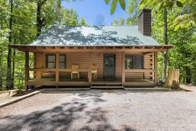 Image de Experience lakeside bliss at Jw Hidden Lakes! With pet-friendly accommodations, a hot tub, firepit, screened porch, and WiFi, relaxation awaits