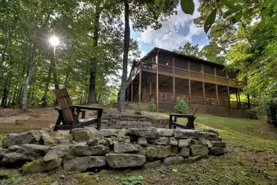 Image de The Retreat is pet-friendly with 3 King beds, Hot Tub, Fire-pit, pool table and minutes from downtown Blue Ridge