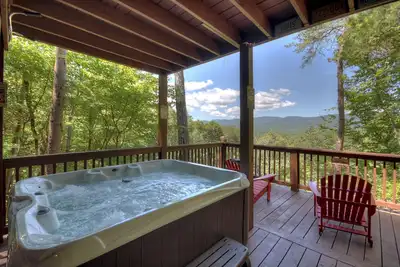 Image de Mountainview Getaway is a Pet-friendly haven featuring breathtaking views, hot tub, firepit, spacious screened porch, cabin-side hiking, and reliable WiFi