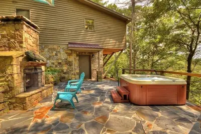 Image de Discover River Bluff Retreat, a Pet-friendly haven with riverfront access for tubing and fishing, plus hot tub, outdoor fireplace, dock, and WiFi.