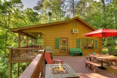 Image de Immerse in serenity at Graceful Light! This pet-friendly haven boasts a hot tub, fire table, and is ideal for a romantic escape. WiFi to
