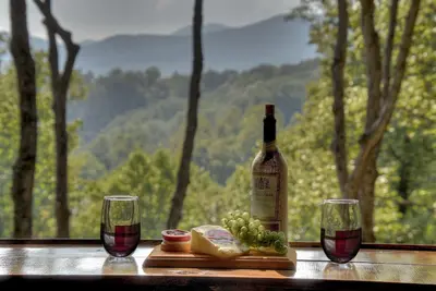 Image de Indulge in Lofty Vista's stunning mountain panoramas. Relax in the hot tub, gather by the firepit, and enjoy hiking from your front door. WiFi