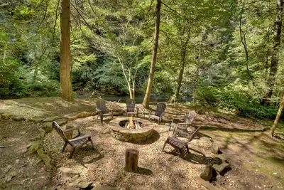 Image de Lullaby Creek is pet friendly with a creek front setting, very private, hot tub, firepit, WIFi and fishing