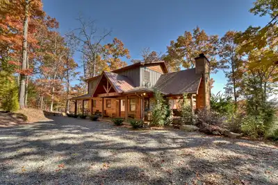 Image de Wakin on a Pretty Day: Luxurious pet-friendly retreat with stunning mountain views, hot tub, outdoor fireplace, pool table, WiFi, and downtown convenience