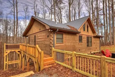 Image de Up, Up and Away is pet friendly with a beautiful mountain view, hot tub, firepit, WiFi and fenced yard