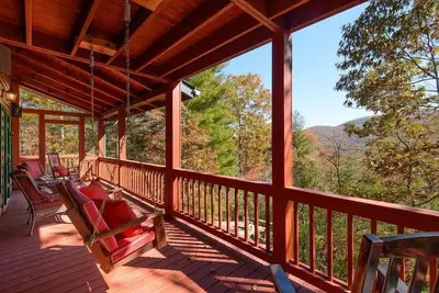 Image de Ascend to serenity at Higher Ground! This pet-friendly haven offers majestic mountain views, a hot tub, firepit, WiFi, and unparalleled privacy. WiFi